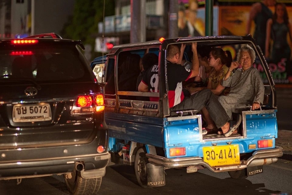 Khách du lịch tham quan Đại Cung điện ở Bangkok, Thái Lan. Ảnh: Reuters.