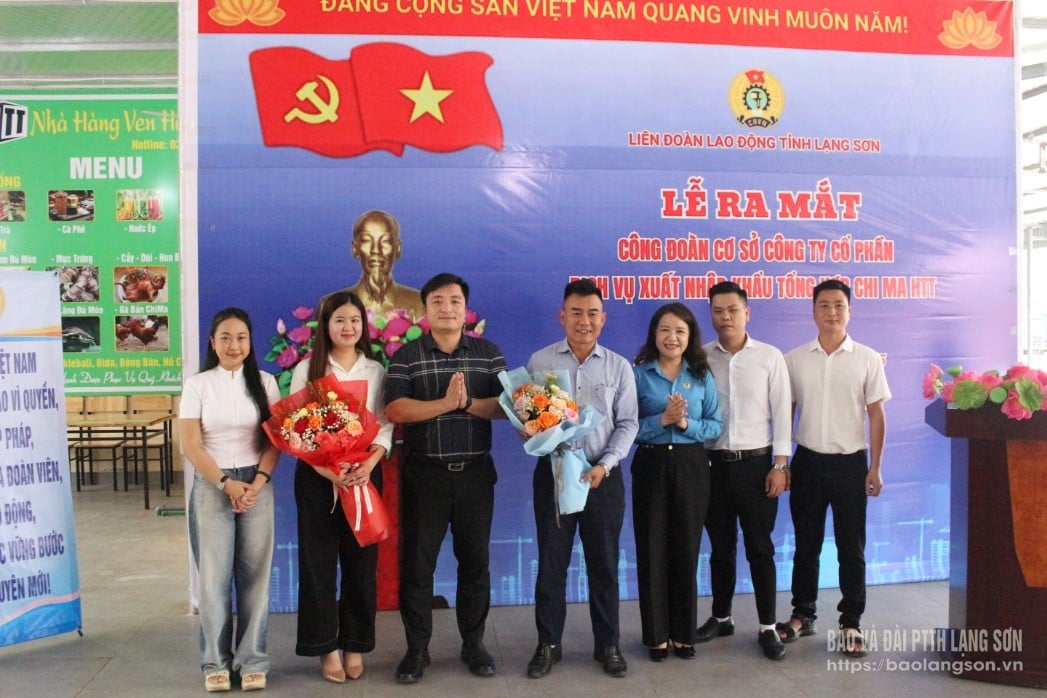 Bà Bế Thị Hòa, Phó Chủ tịch Ủy ban MTTQ Việt Nam tỉnh, Chủ tịch Liên đoàn Lao động tỉnh tặng hoa Ban Chấp hành Công đoàn cơ sở Công ty Cổ phần Dịch vụ Xuất nhập khẩu Tổng hợp Chi Ma HTT