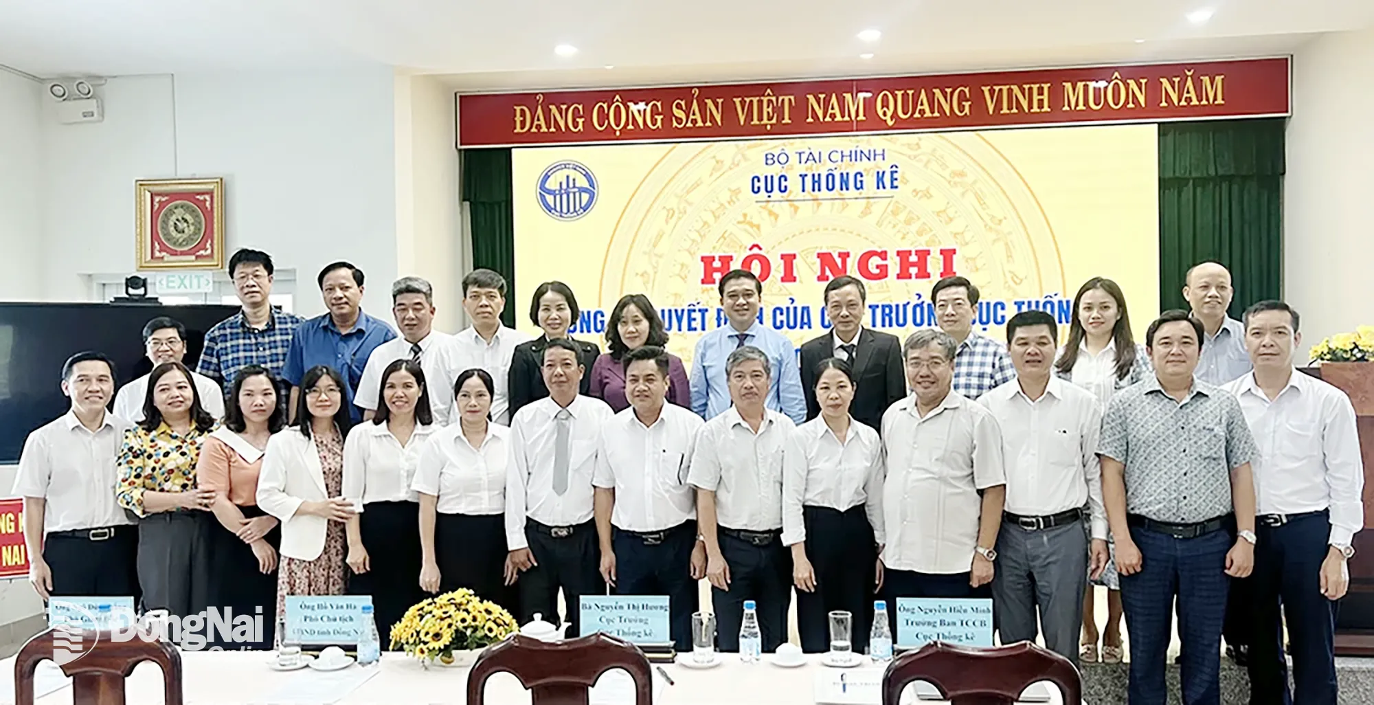 ผู้นำจังหวัดและสำนักงานสถิติจังหวัด ถ่ายภาพร่วมกับเจ้าหน้าที่และลูกจ้างสำนักงานสถิติจังหวัดด่งนาย ภาพโดย: ไห่ กวน