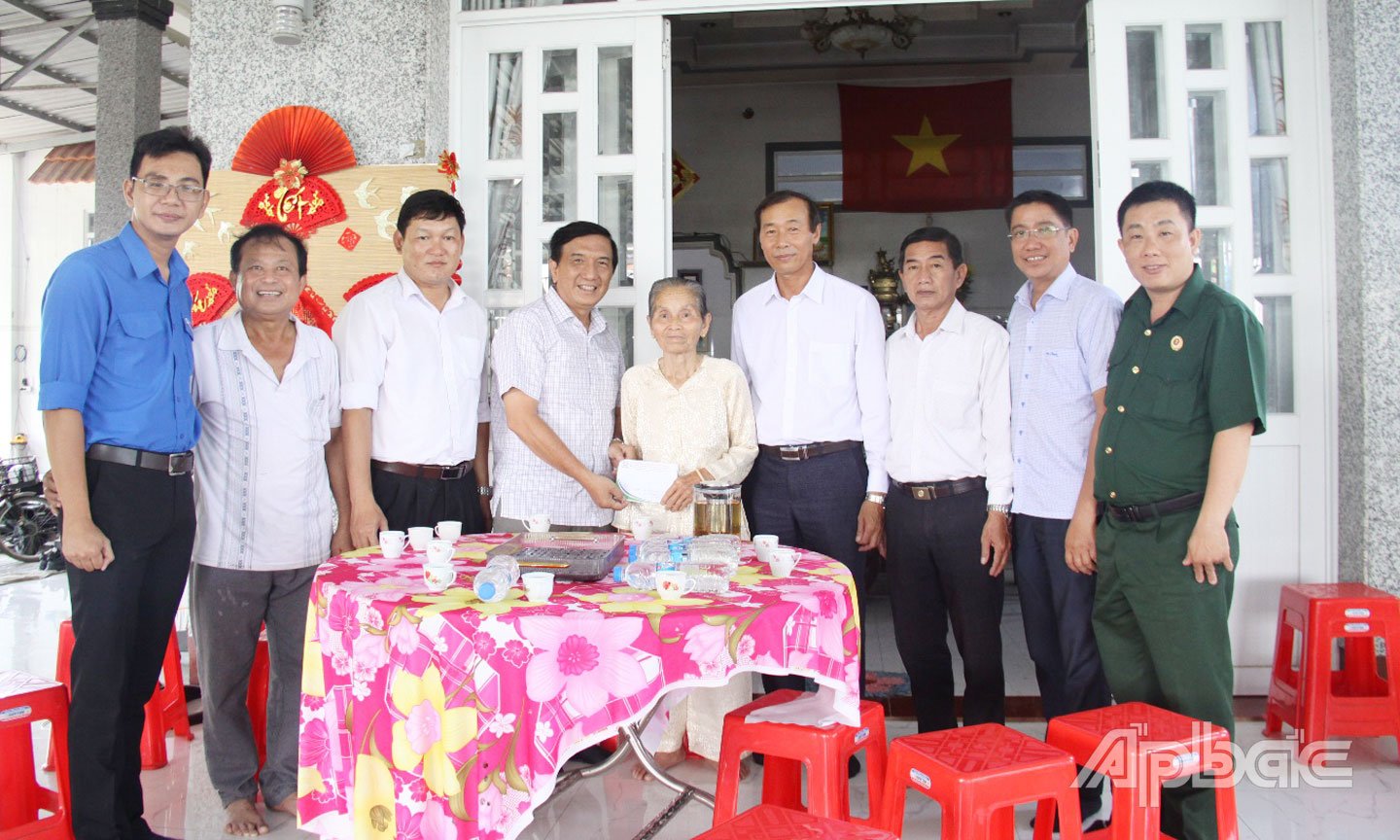 Đoàn đến thăm và tặng quà Mẹ VNAH Nguyễn Thị Hạnh, xã Thạnh Phú, tỉnh Đồng Tháp.