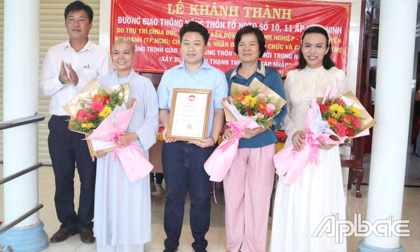 Trao thư cảm ơn đơn vị tài trợ.