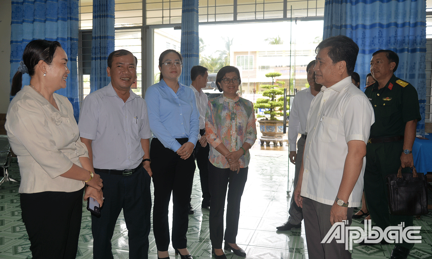 Đồng chí Trần Văn Dũng cùng Đoàn công tác đến thăm và làm việc tại Trung tâm Phục vụ hành chính công xã.