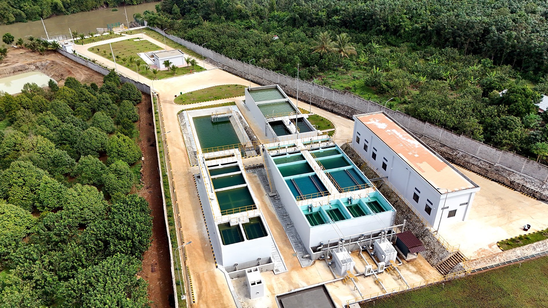 Nhà máy nước cung cấp nước cho nhân dân và các cụm công nghiệp ở xã Trà Tân (ảnh N. Lân)
