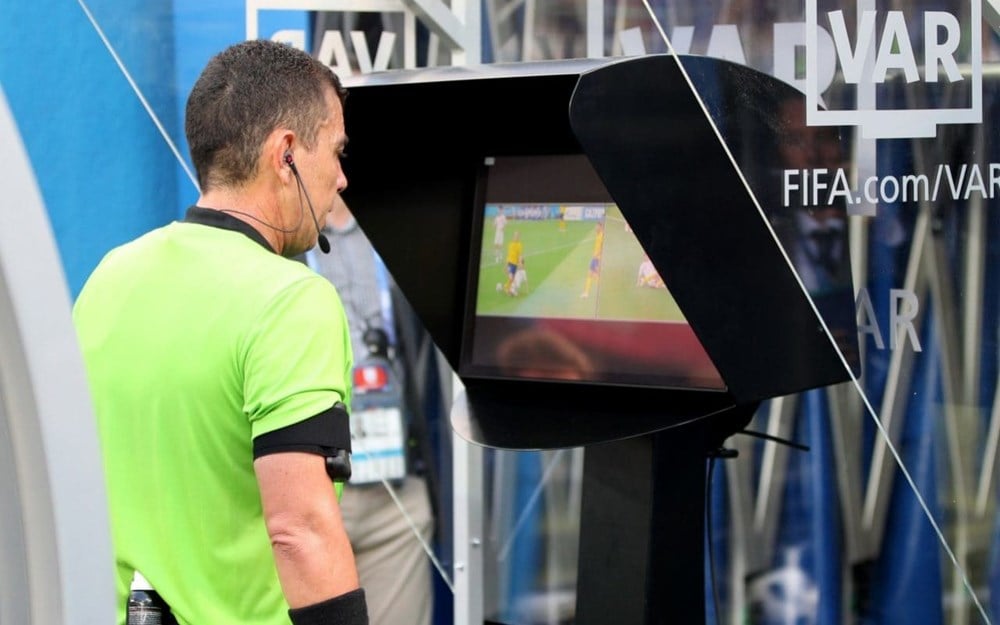 VAR lần đầu được áp dụng, hứa hẹn trận cầu “cân não” - ảnh 1
