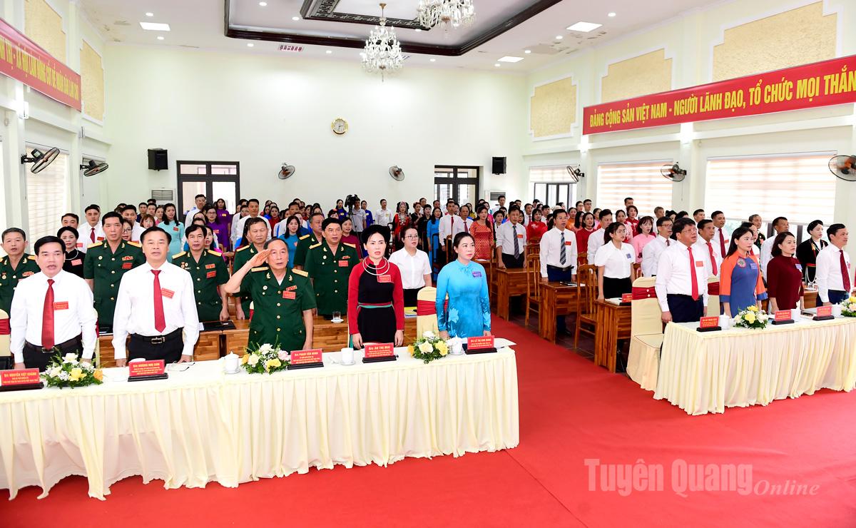គណៈប្រតិភូដែលចូលរួមក្នុងសភាធ្វើពិធីគោរពទង់ជាតិនៅសភា។