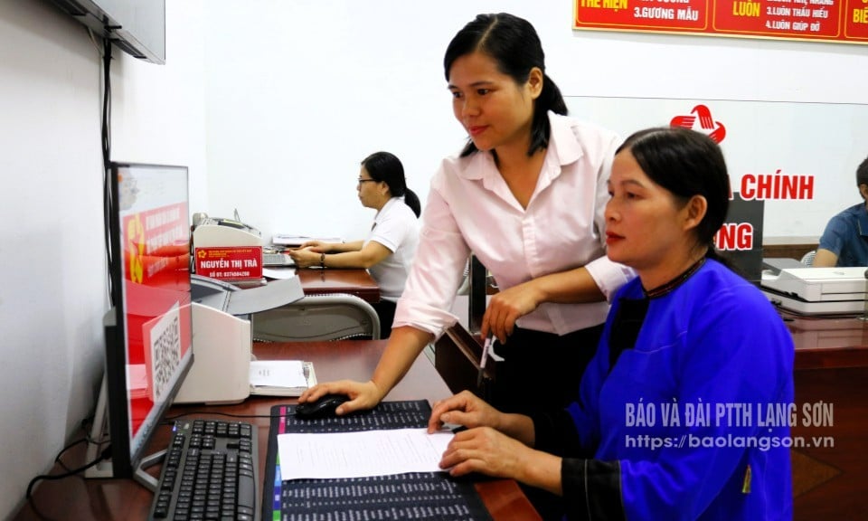 Công chức Trung tâm Phục vụ hành chính công xã Khánh Khê hướng dẫn người dân thực hiện thủ tục hành chính  trực tuyến 