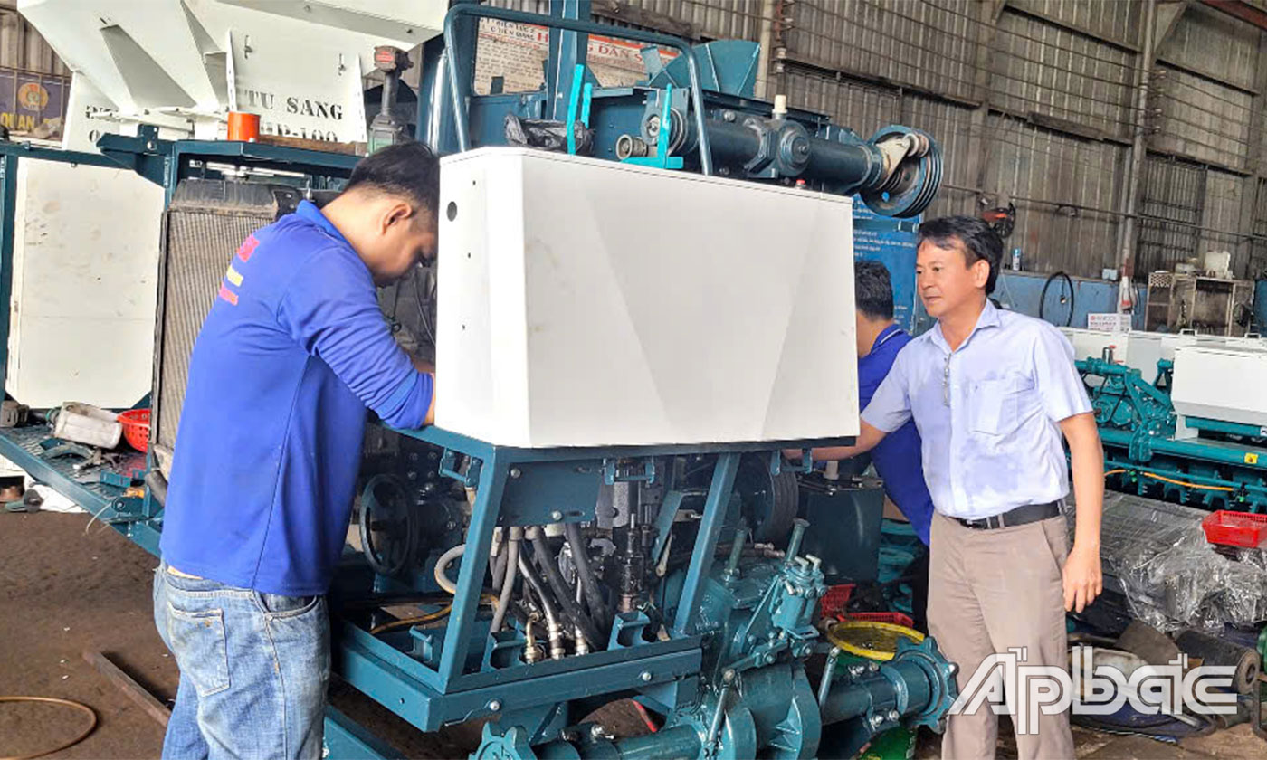 Kỹ sư Thiện không ngừng mài mò, sáng tạo ra nhiều sản phẩm hữu ích phục vụ sản xuất nông nghiệp.