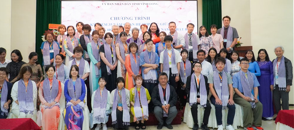 ผู้นำจังหวัดมอบของขวัญและถ่ายรูปเป็นที่ระลึกร่วมกับสมาคม SVCA