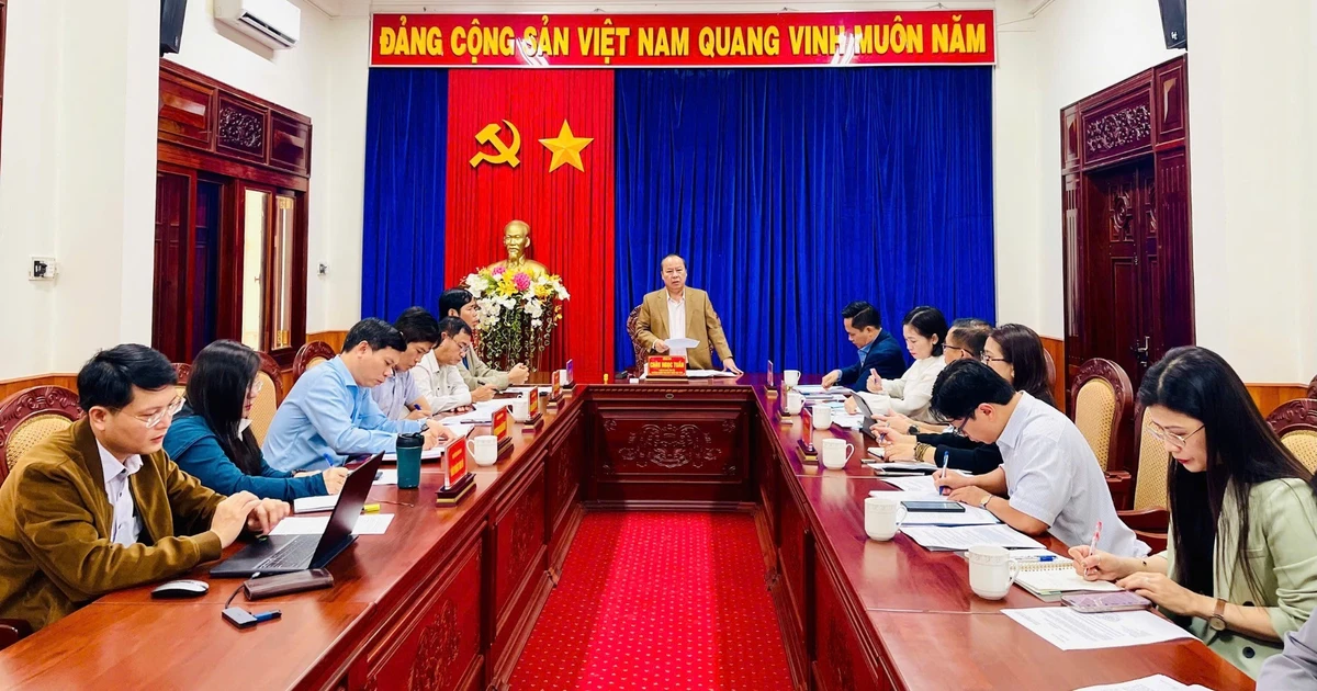 អនុលេខាគណៈកម្មាធិការបក្សខេត្ត Chau Ngoc Tuan ធ្វើការជាមួយគណៈកម្មាធិការបក្សសង្កាត់ Pleiku លើការរៀបចំសមាជ។