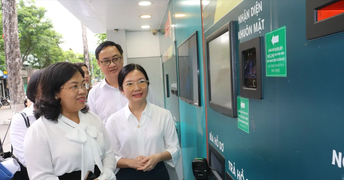 Leaders of Ho Chi Minh City People's Council surveyed activities in Binh Tien ward