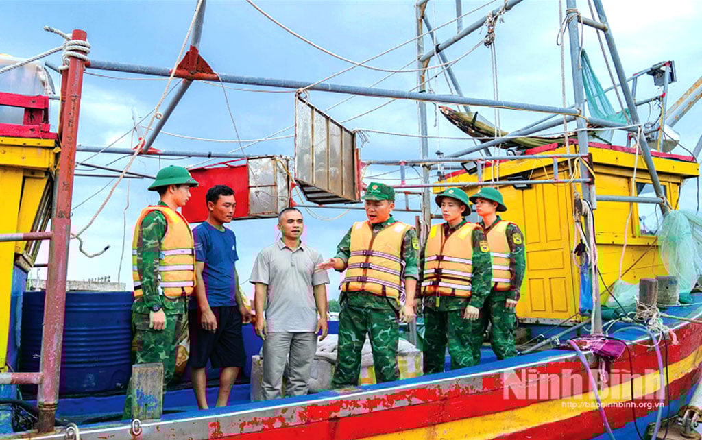 Officers of Kim Son Border Guard Station requested vehicle owners to urgently anchor and avoid the storm. Photo: Truong Giang