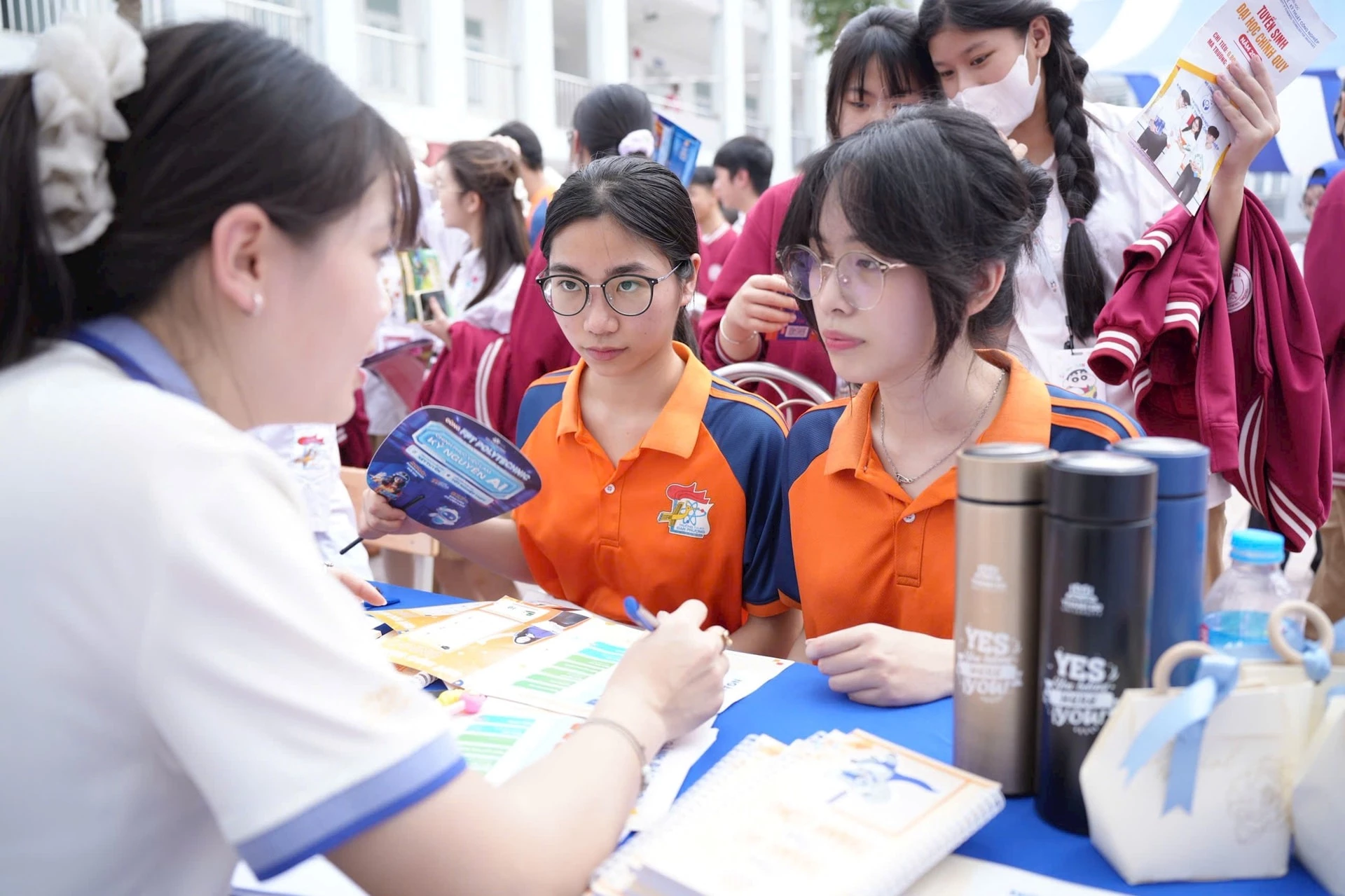 Thí sinh nghe tư vấn xét tuyển đại học năm 2025. Ảnh: CTV