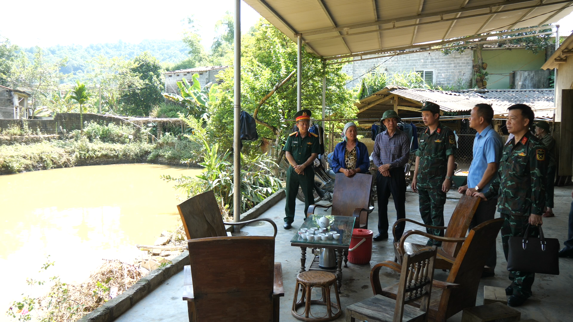 Đồng chí Vũ Quỳnh Khánh - Phó Chủ tịch Thường trực HĐND tỉnh thăm hỏi các hộ gia đình bị thiệt hại do mưa lũ.