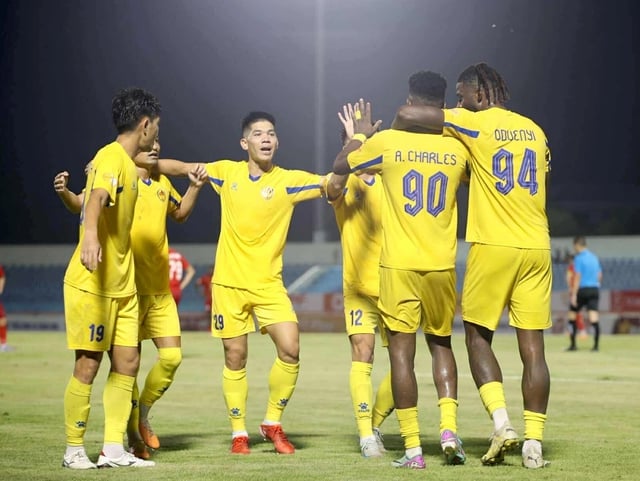 CLB Quảng Nam thoát hiểm giờ chót: Tìm đâu ra người đá V-League, HLV Quốc Anh ngồi ghế nóng?- Ảnh 1.