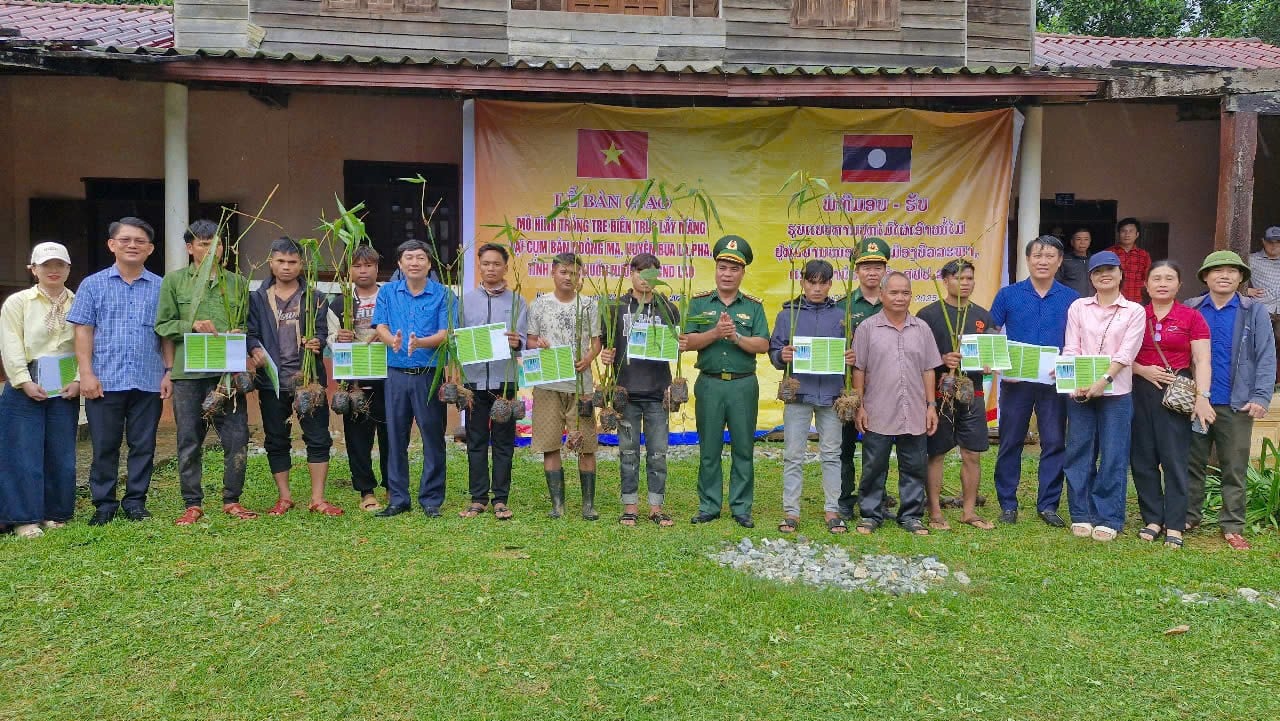 Lãnh đạo Sở Nông nghiệp và Môi trường và Ban chỉ huy Bộ đội Biên phòng tỉnh Quảng Trị bàn giao giống tre Điền trúc cho bà con cụm bản Noỏng Mạ. (Ảnh: Sở Nông nghiệp và Môi trường tỉnh Quảng Trị)