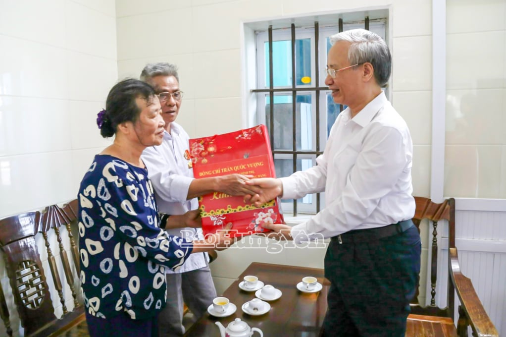 Đồng chí Trần Quốc Vượng, nguyên Ủy viên Bộ Chính trị, nguyên Thường trực Ban Bí thư tặng quà gia đình thương binh Đỗ Văn Bình, thôn Trình Trung Tây, xã Tiền Hải.