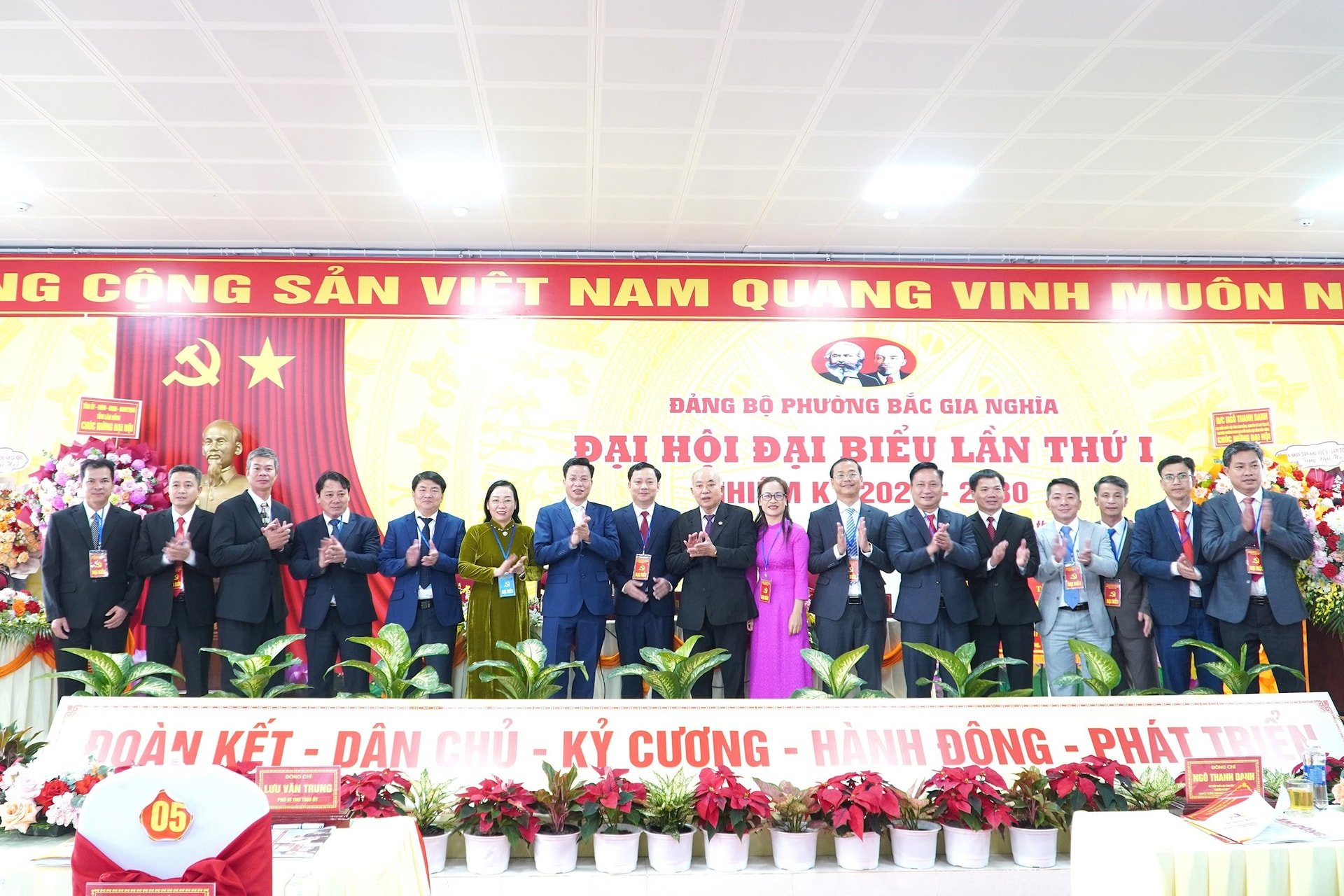 Comrade Luu Van Trung, Deputy Secretary of the Provincial Party Committee and delegates took souvenir photos with the Presidium