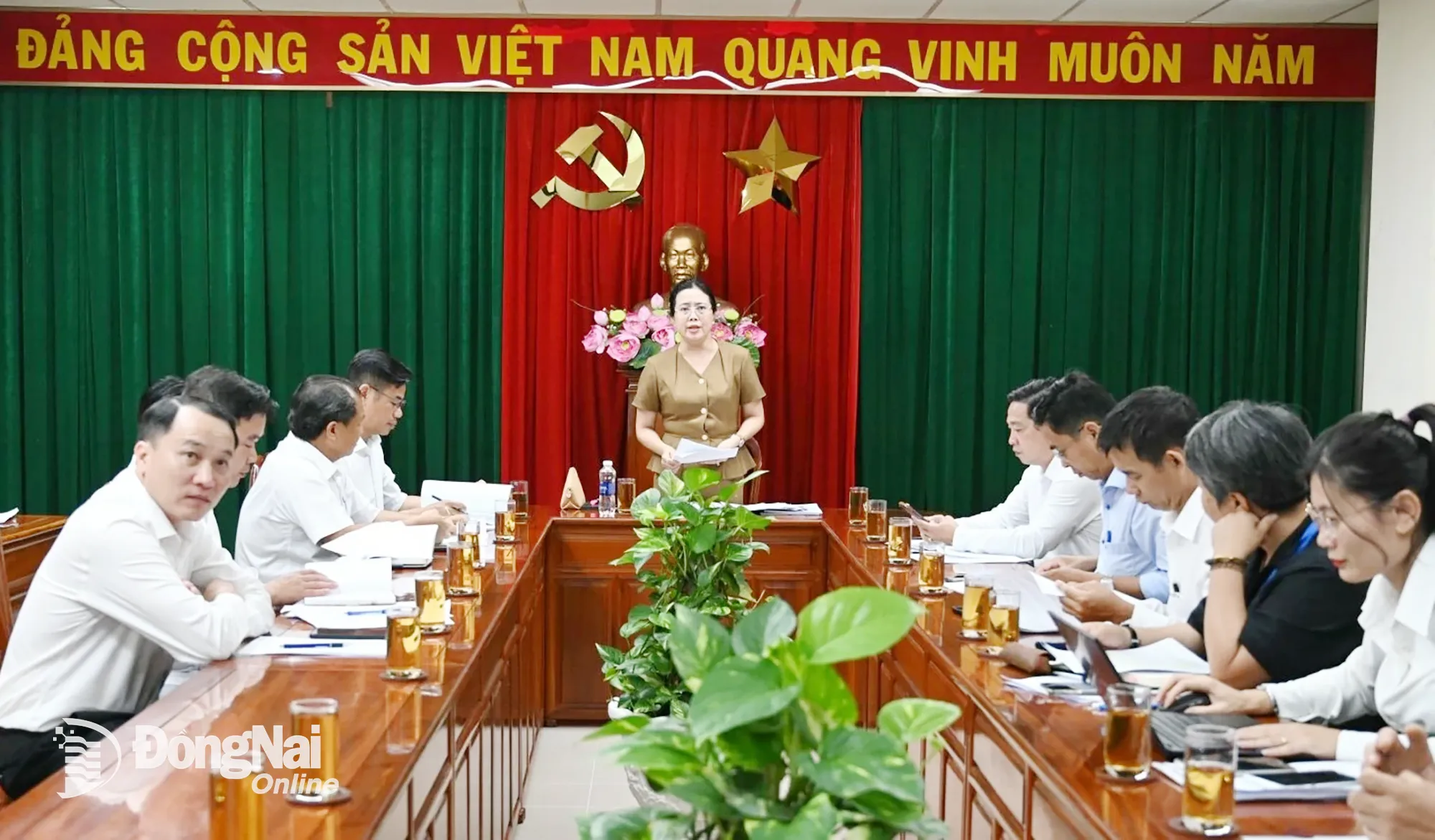 Tỉnh ủy viên, Giám đốc Sở Văn hóa, Thể thao và Du lịch Lê Thị Ngọc Loan chỉ đạo tại buổi làm việc. Ảnh: Quốc Việt