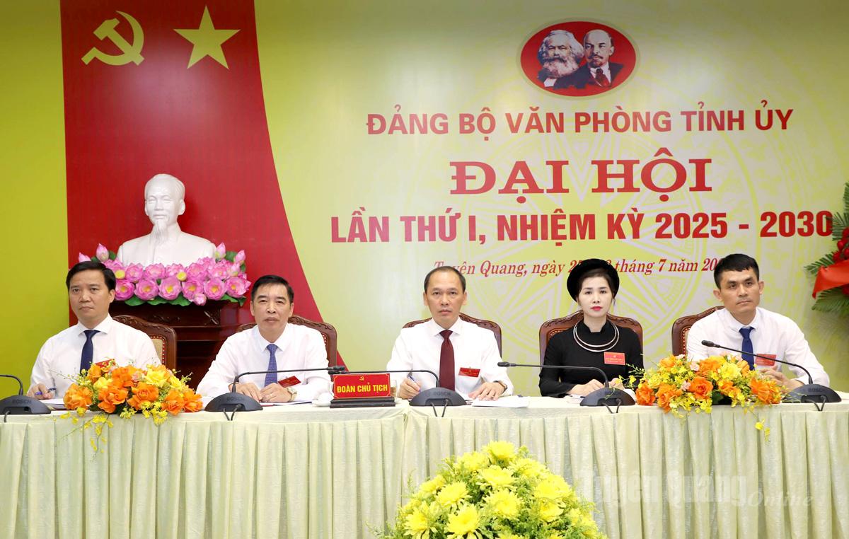 Đoàn Chủ tịch Đại hội Văn phòng Tỉnh ủy.