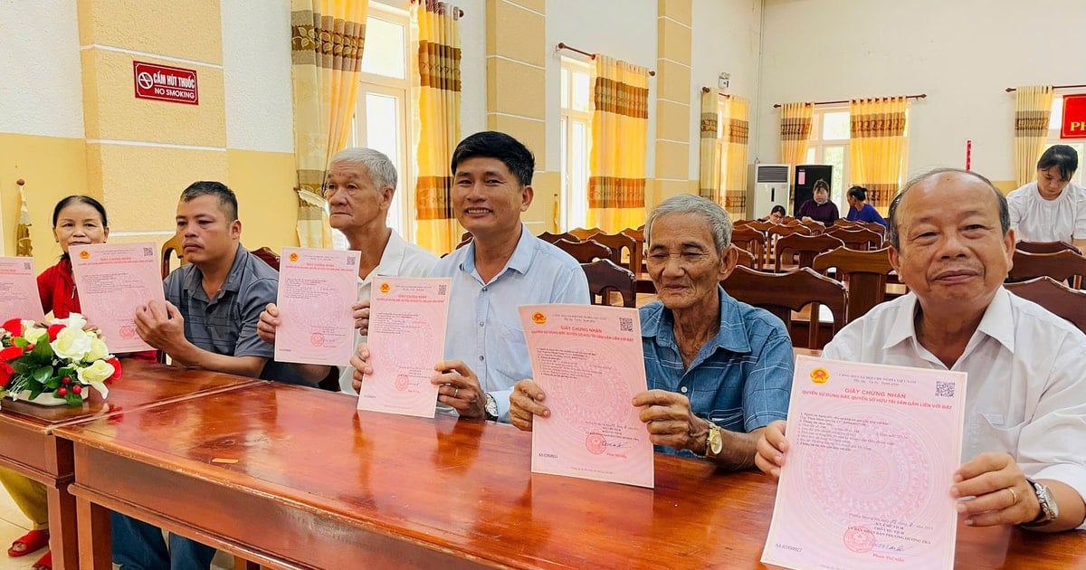 Phường Hòa Hương trao 35 sổ đỏ cho người dân