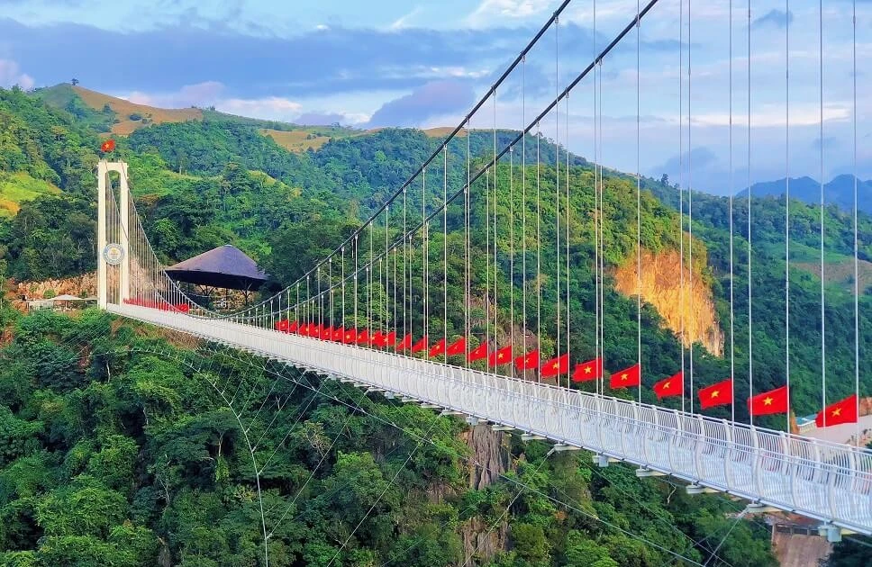 Bach Long Glass Bridge: A wonder in the Northwest sky sets 2 Guinness records