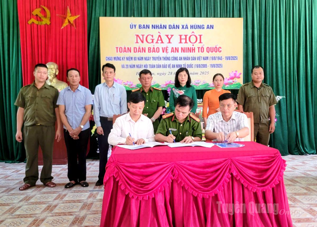 Các đại biểu chứng kiến ký cam kết trong Ngày hội Toàn dân bảo vệ an ninh Tổ quốc xã Hùng An.