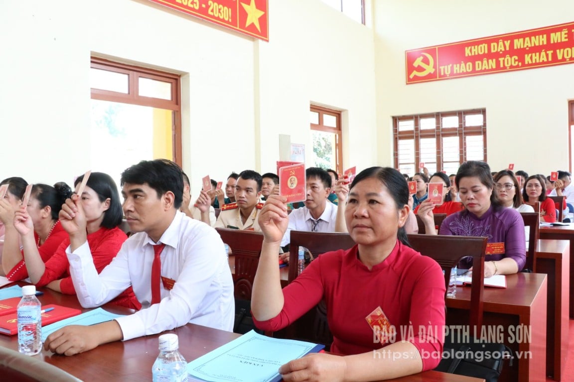 Đại biểu biểu quyết thông qua Nghị quyết Đại hội Đảng bộ xã Khuất Xá nhiệm kỳ 2025 - 2030