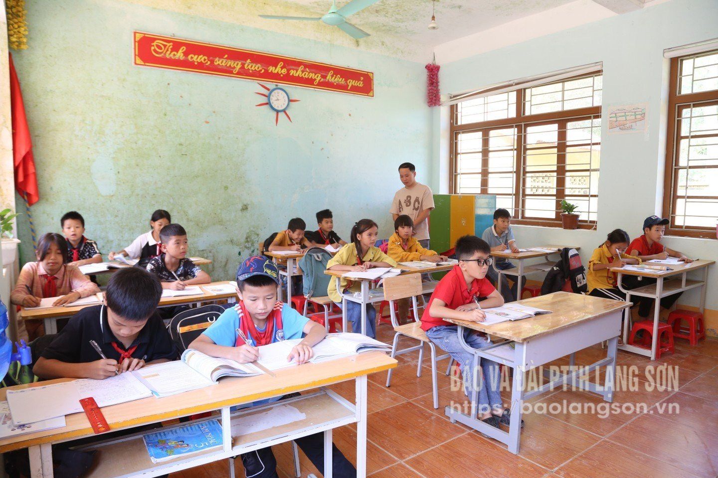 Một giờ học của thầy và trò Trường Phổ thông dân tộc bán trú Tiểu học và THCS Liên Hội 