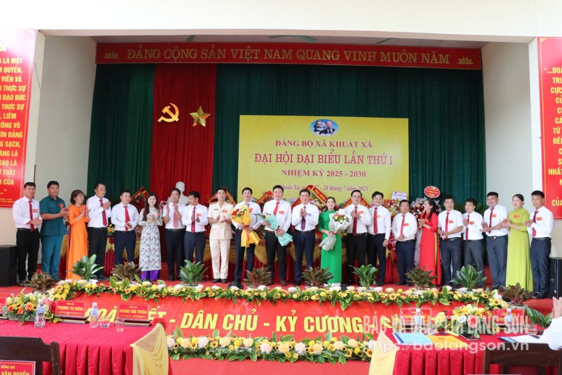 Đồng chí Đinh Hữu Học, Tỉnh ủy viên, Phó Chủ tịch Thường trực HĐND tỉnh tặng hoa chúc mừng Ban Chấp hành Đảng bộ xã Khuất Xá nhiệm kỳ 2025 – 2030