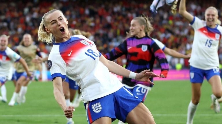 Nhà vô địch Euro 2025 tiết lộ thi đấu với xương chày gãy - ảnh 2