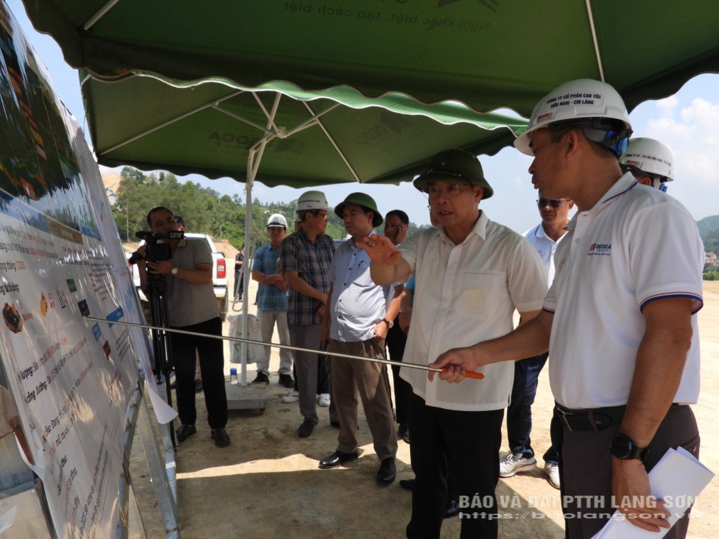 Đồng chí Bí thư Tỉnh ủy đề nghị lãnh đạo doanh nghiệp dự án giải trình về công tác thi công tại hiện trường trên bình đồ tổ chức thi công trên tuyến