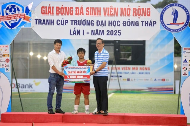 Một cầu thủ đá hỏng 2 quả 11 m, đội Trường ĐH Đồng Tháp đánh rơi chức vô địch- Ảnh 10.