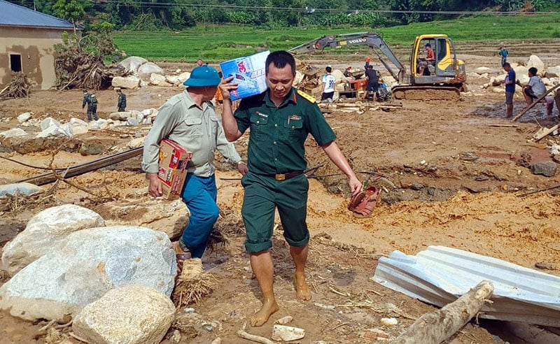 កងកម្លាំងបានចូលរួមផ្តល់ស្បៀង និងធានាការការពារ និងគ្រប់គ្រងជំងឺជូនប្រជាពលរដ្ឋក្នុងឃុំដែលរងផលប៉ះពាល់ដោយទឹកជំនន់។