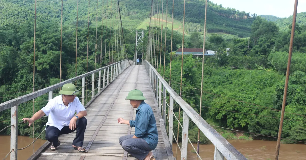 Phập phồng đi qua cầu cũ mùa mưa lũ