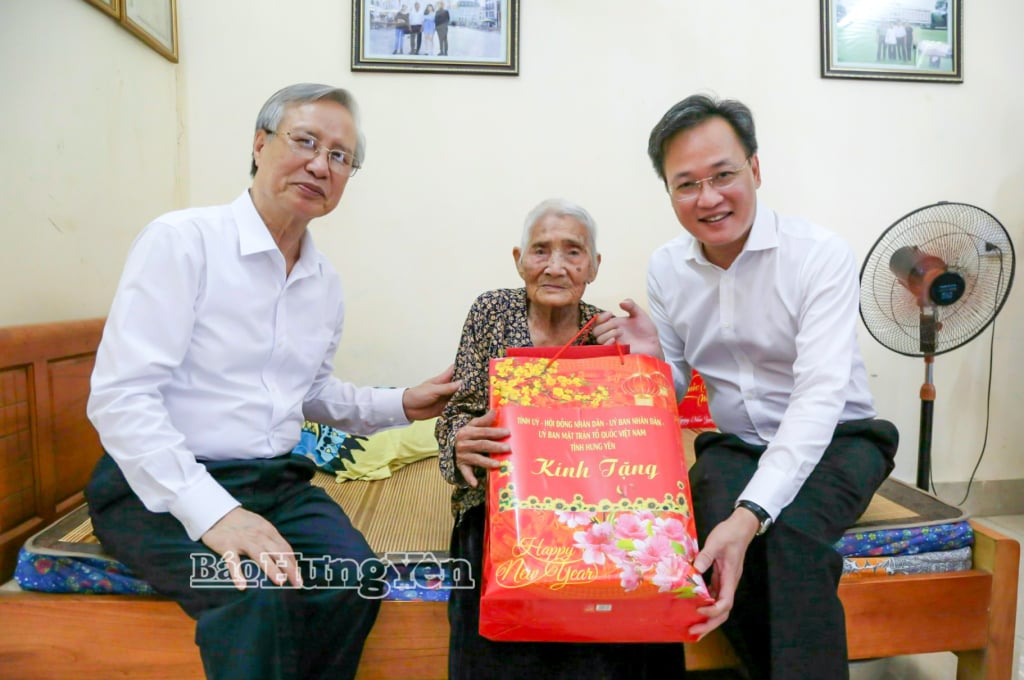 Đồng chí Bí thư Tỉnh ủy Nguyễn Hữu Nghĩa trao quà của Tỉnh ủy, HĐND, UBND, Ủy ban MTTQ Việt Nam tỉnh tặng Bà mẹ Việt Nam anh hùng Phạm Thị Tấn, tổ  dân phố số 2, xã Tiền Hải.