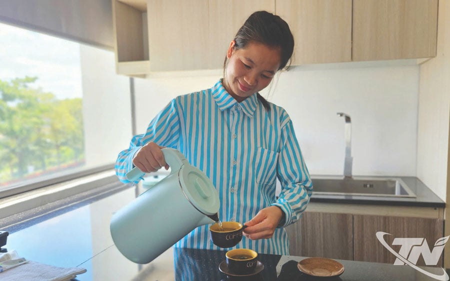 リンソン区（タイグエン）のルー・ティ・フォンさんは、旅行の際には必ずお茶を持参し、お茶を淹れる習慣があります。