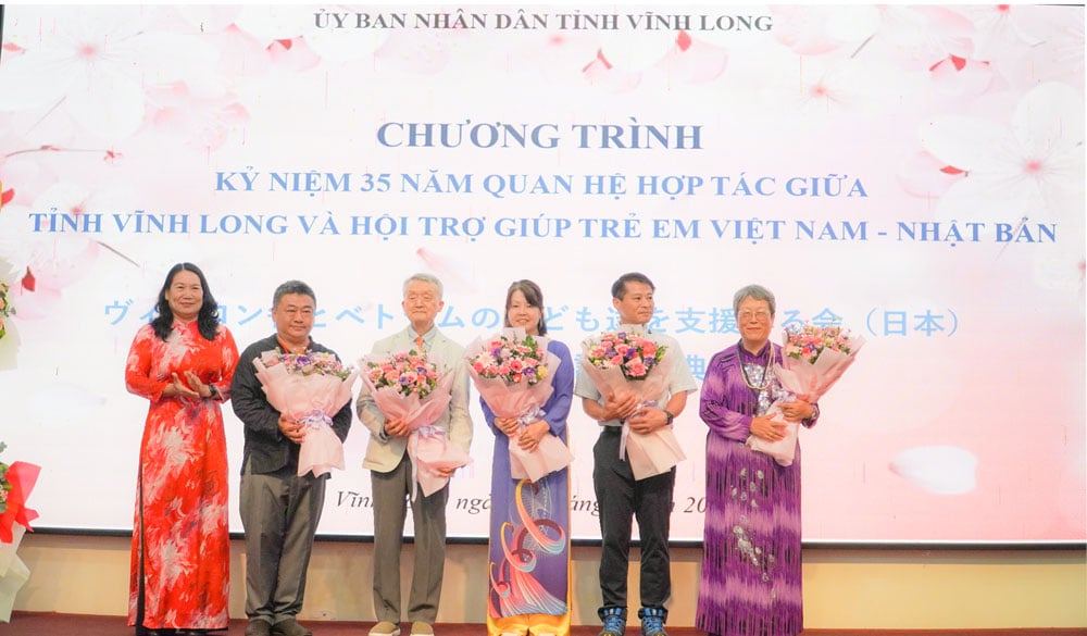 รองประธานคณะกรรมการประชาชนจังหวัดวิญลอง - เหงียน ถิ เบ มู่ย มอบดอกไม้ให้กับผู้สืบทอดตำแหน่งของ SVCA