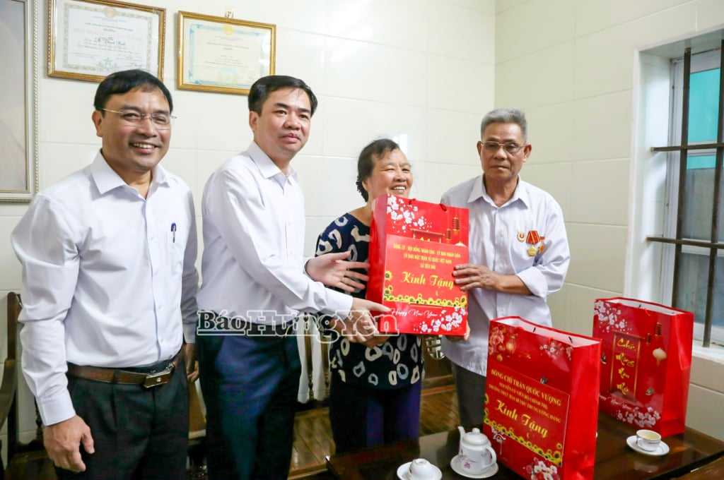 Lãnh đạo xã Tiền Hải tặng quà gia đình thương binh Đỗ Văn Bình, thôn Trình Trung Tây, xã Tiền Hải.