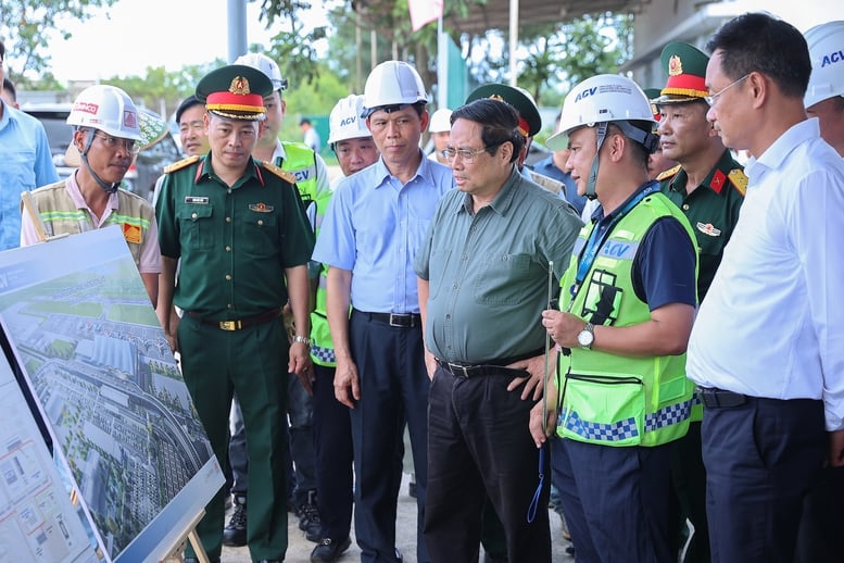 Thủ tướng làm việc với Ban Thường vụ Tỉnh ủy Quảng Trị và kiểm tra nhà ga T2 sân bay Đồng Hới- Ảnh 1.