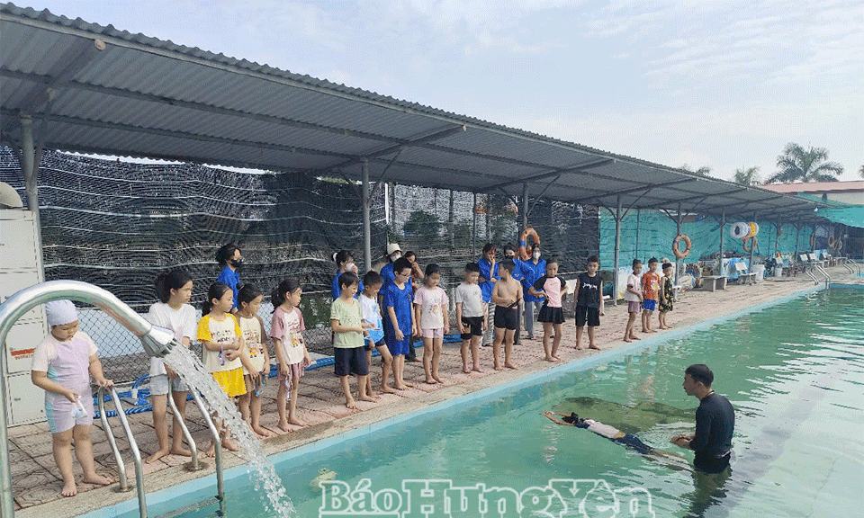 Đoàn xã Đông Hưng dạy bơi miễn phí cho trẻ em
