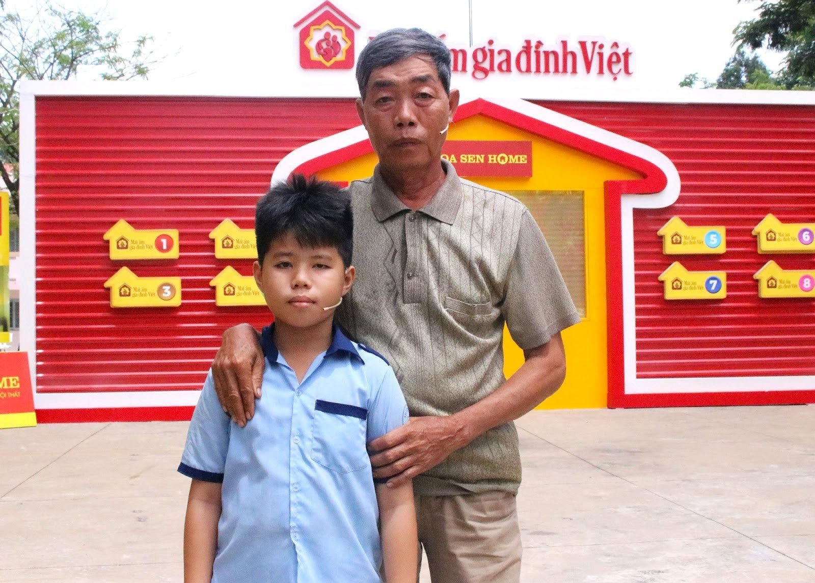 Gia Khanh und sein behinderter Großvater in Folge 107 der Sendung „Vietnamese Family Home“.