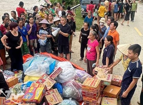 Благотворительный клуб Thai Nguyen 19-09 приехал, чтобы доставить гуманитарную помощь жителям некоторых коммун провинции Нгеан, которые сильно пострадали от шторма № 3.