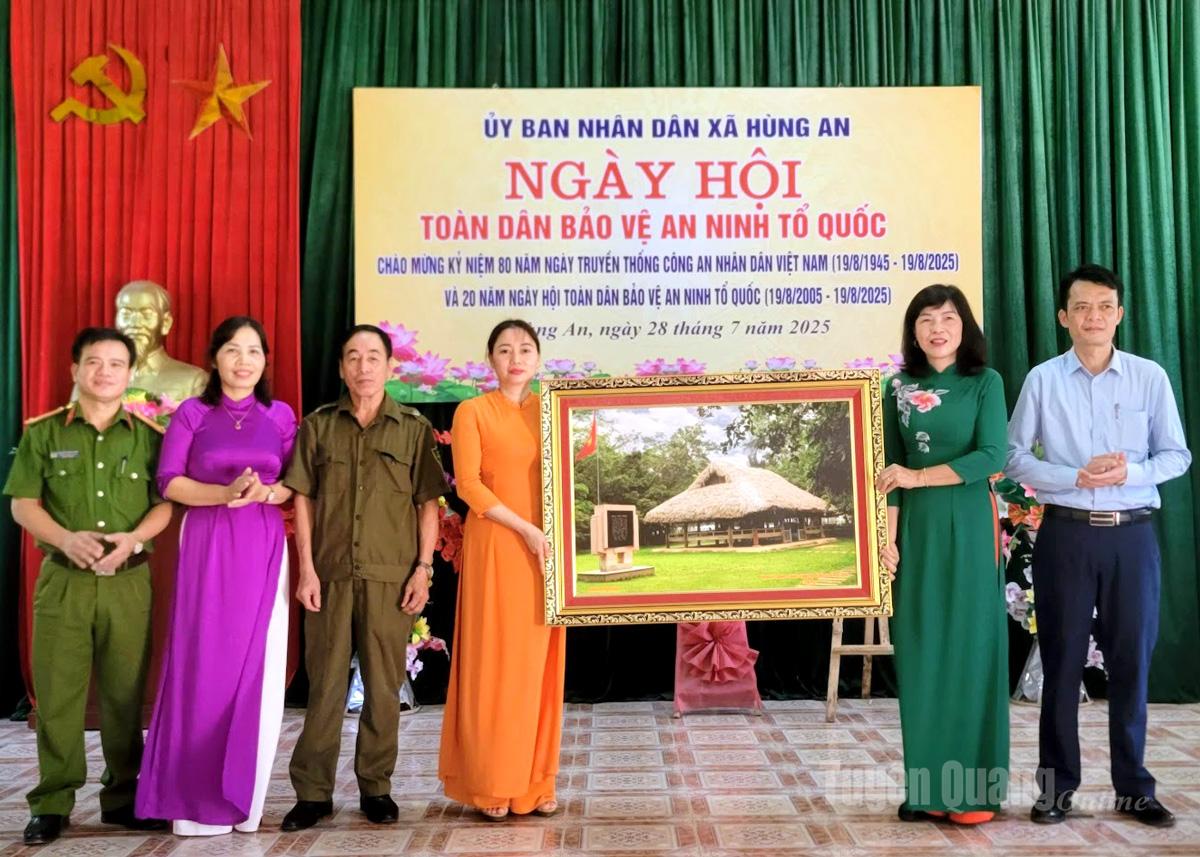 Phó Chủ tịch HĐND tỉnh Phạm Thị Minh Xuân tặng quà xã Hùng An.