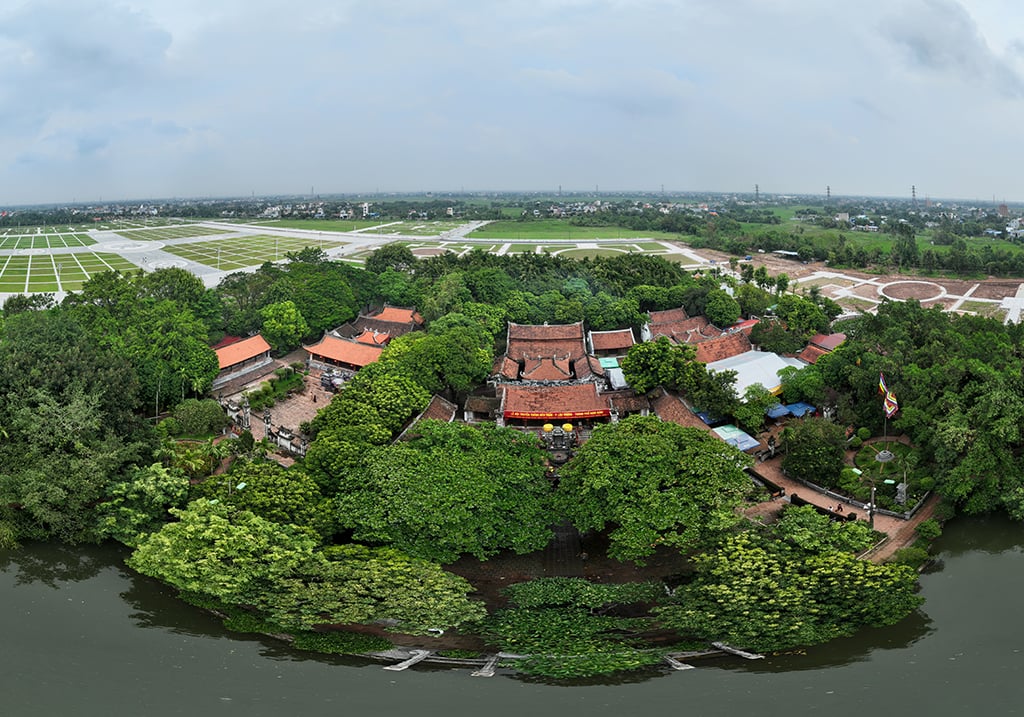 ទិដ្ឋភាពបែប Panoramic នៃប្រាសាទ Tran ប្រវត្តិសាស្ត្រ និងវប្បធម៌។