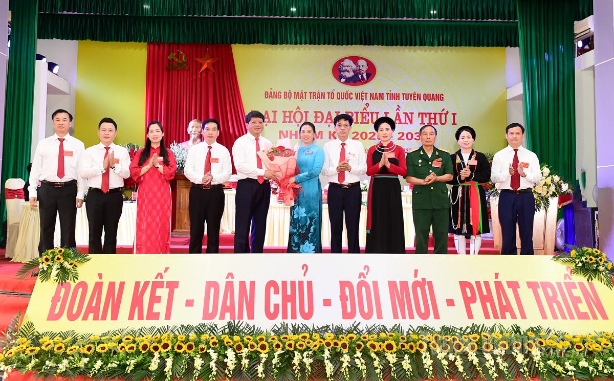 សមមិត្ត Le Thi Kim Dung អនុលេខាអចិន្ត្រៃយ៍គណៈកម្មាធិការបក្សខេត្ត លេខាគណៈកម្មាធិការបក្ស អង្គភាពចំណុះខេត្ត ជូនកម្រងផ្កាអបអរសាទរគណៈកម្មាធិការប្រតិបត្តិគណៈកម្មាធិការរណសិរ្សមាតុភូមិវៀតណាមនៃខេត្ត។