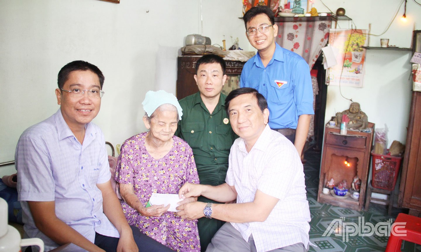 Ông Nguyễn Minh Hiếu, Chủ tịch Công ty cùng đại diện các đoàn thể trong Công ty đến thăm và tặng quà cho Mẹ VNAH Phan Thị Nghính, tại phường Mỹ Phong, tỉnh Đồng Tháp.
