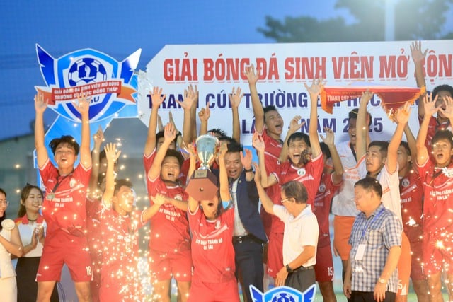 Một cầu thủ đá hỏng 2 quả 11 m, đội Trường ĐH Đồng Tháp đánh rơi chức vô địch- Ảnh 4.