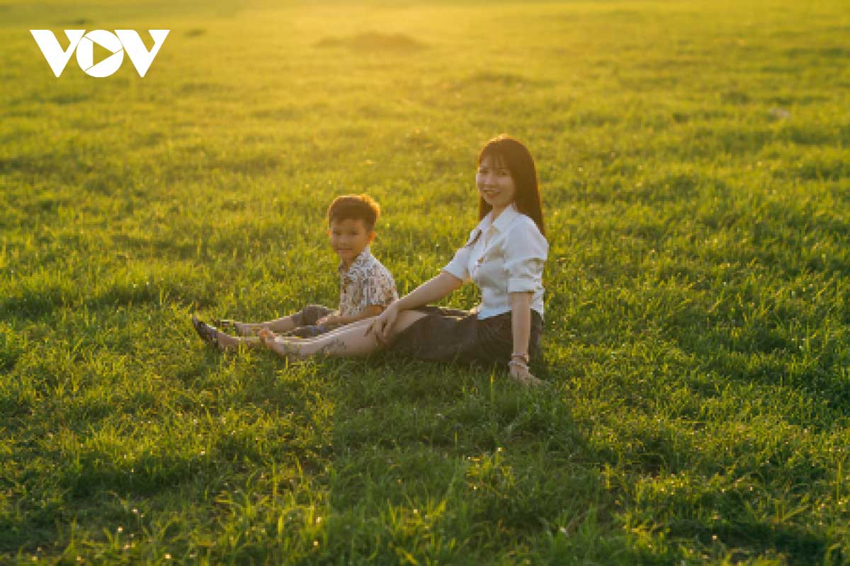 Chị Tú và con trai trong chuyến du lịch tự túc ở Hồ Trị An