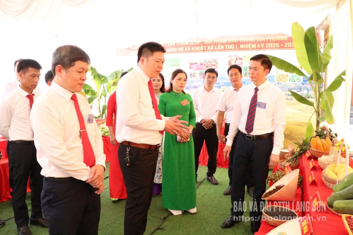 Các đại biểu tham quan gian hàng trưng bày sản phẩm tại đại hội