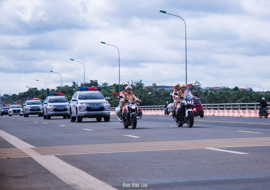 Lực lượng Công an ra quân bảo đảm TTATGT, trật tự công cộng bảo vệ các ngày lễ lớn.